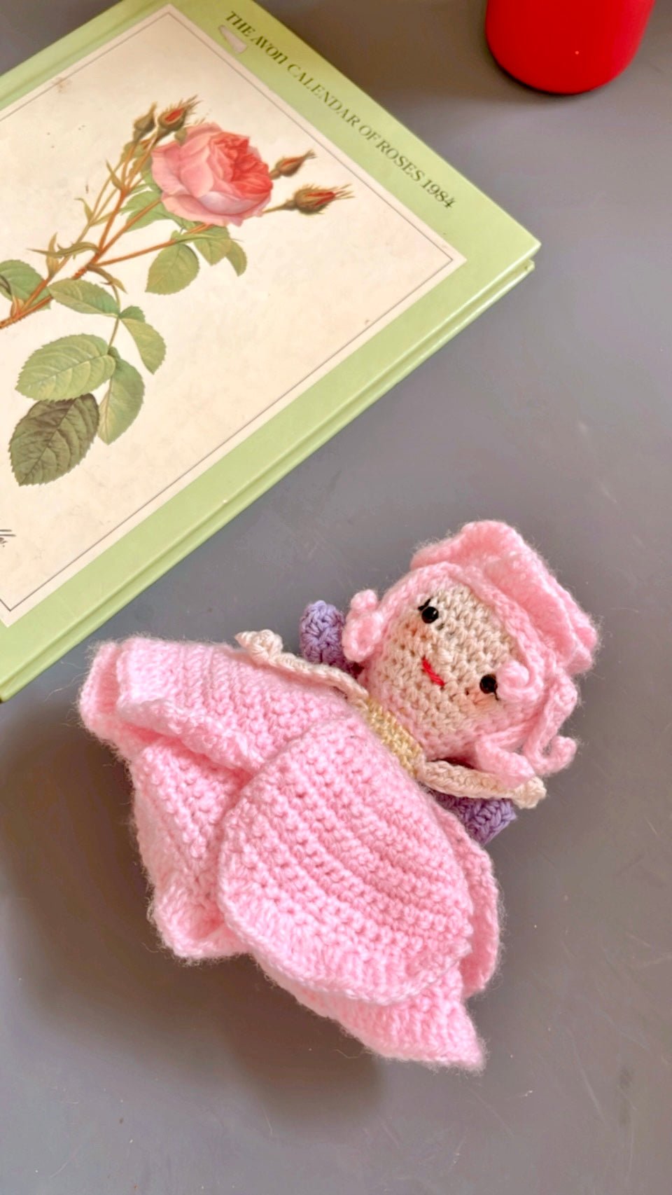 Modèle de poupée rose réversible – Patron au crochet 